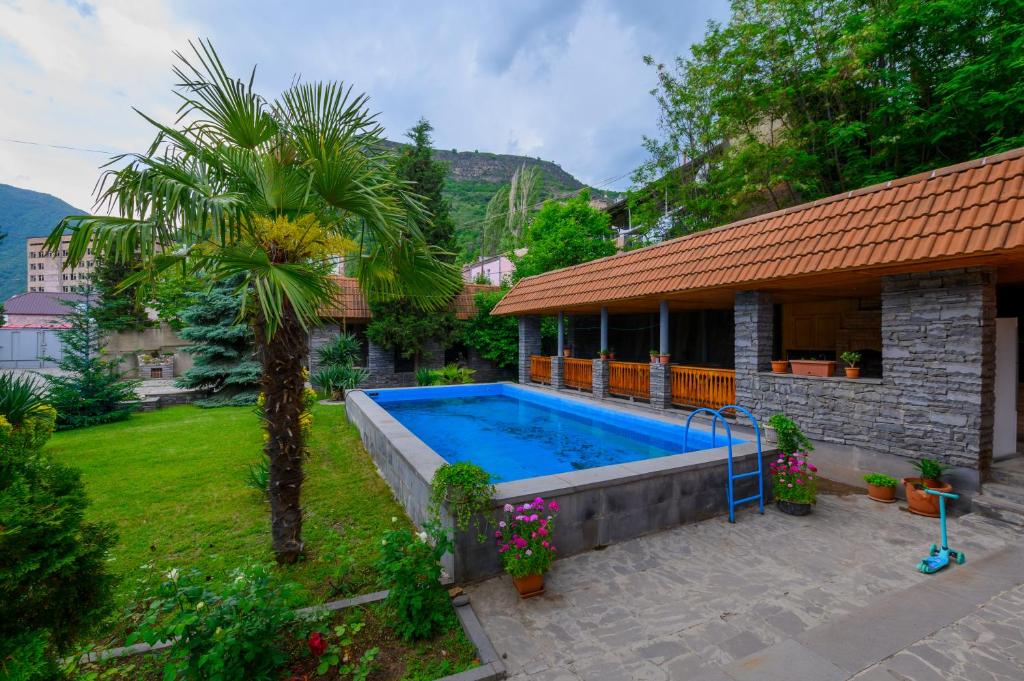 una casa con piscina en un patio en Palma Guest House en Alaverdi