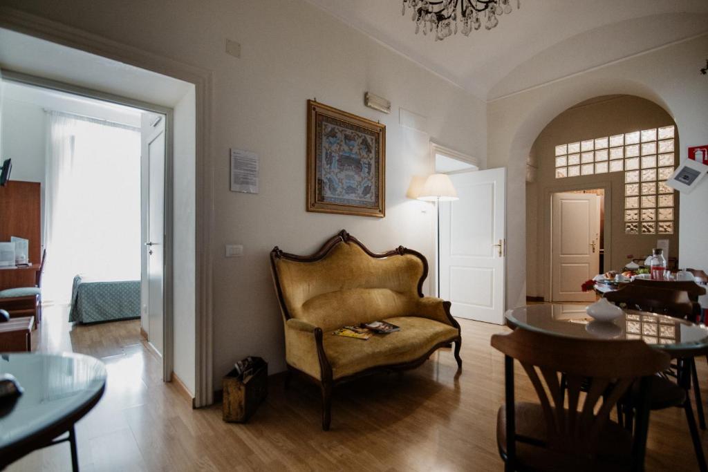 un soggiorno con sedia e tavolo di La Girandola Bed & Breakfast a Roma