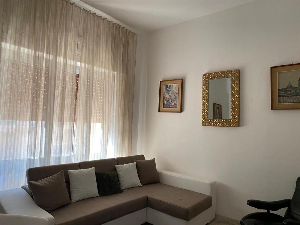 un soggiorno con divano e finestra di Golden House a Palmi