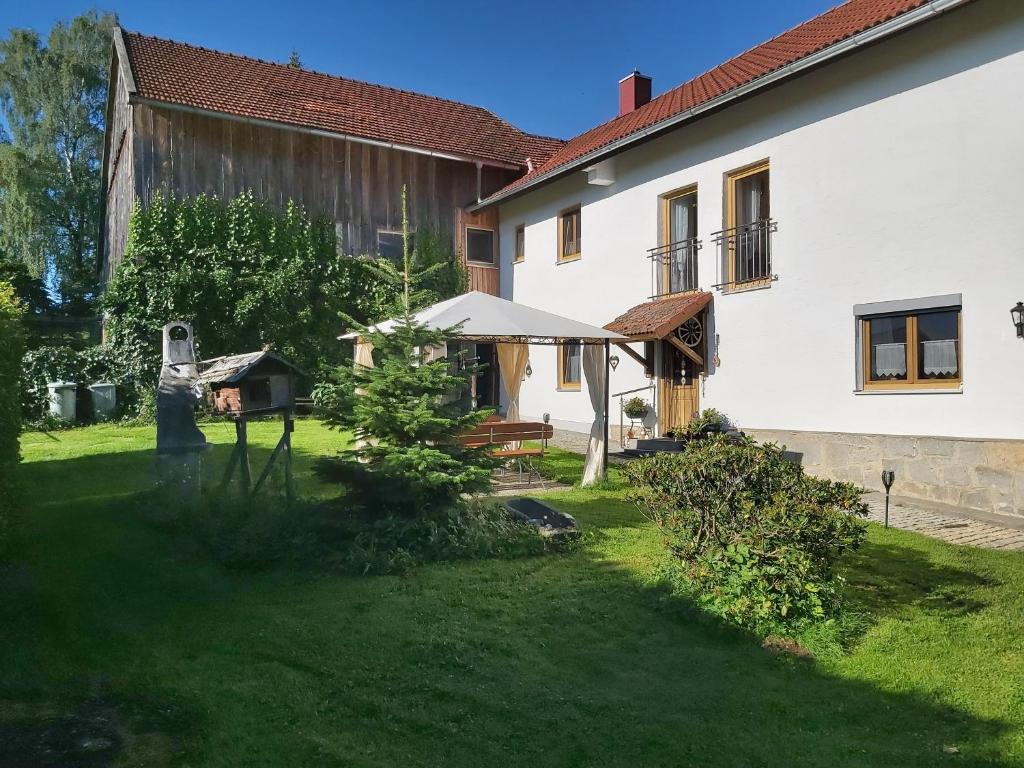 a backyard of a house with a grass yard at AnNo - Die Wohlfühl - Idylle in Grünbach_Kirchdorf in Kirchdorf im Wald