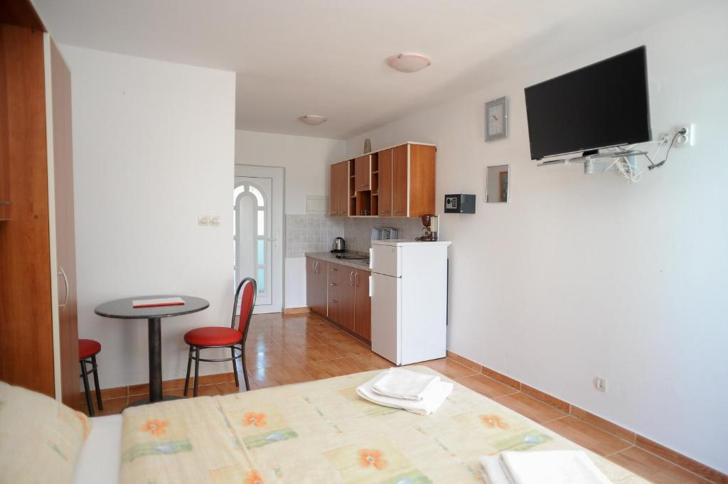 Kuchyň nebo kuchyňský kout v ubytování Apartmani Vila Caska