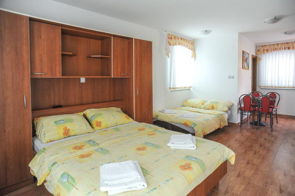 Postel nebo postele na pokoji v ubytování Apartmani Vila Caska