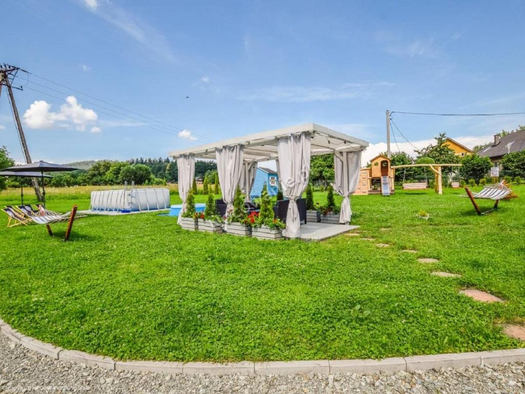 Vonkajšia záhrada v ubytovaní Osada Widok na Góry - Dwa domki z Jacuzzi na wyłączność