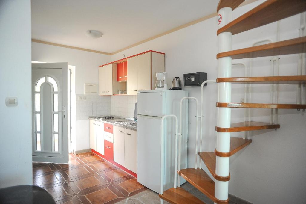 Kuchyň nebo kuchyňský kout v ubytování Apartmani Vila Caska