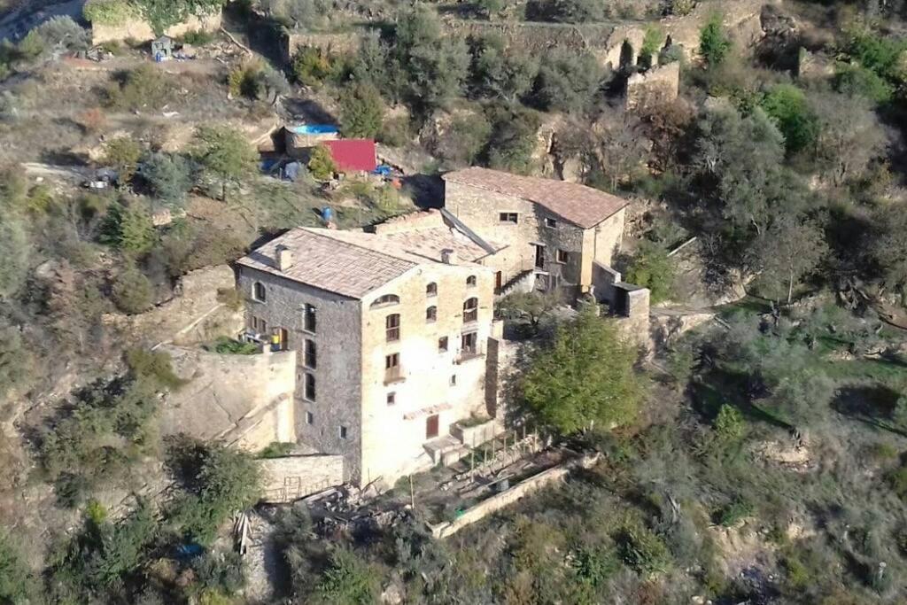 eine Luftansicht eines Hauses auf einem Berg in der Unterkunft Casa Jaumet: un lloc de pau on escoltar el silenci in Aramunt