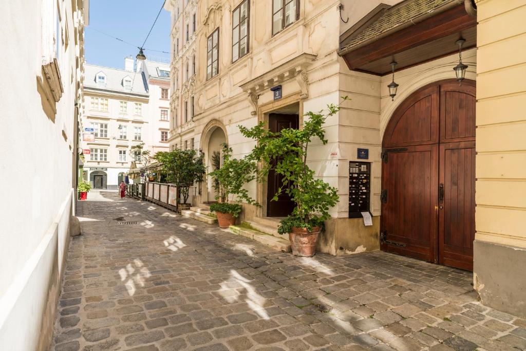 eine leere Straße mit Topfpflanzen auf einem Gebäude in der Unterkunft Stephansdom Premium Apartments in Wien