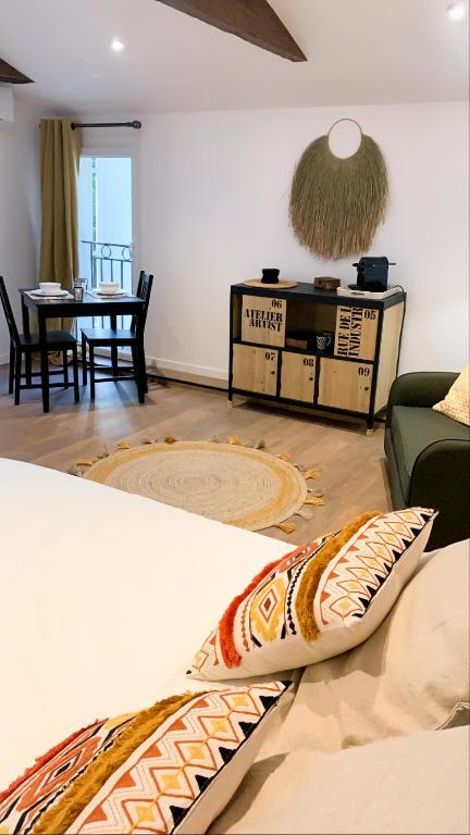 un salon avec un canapé et une table dans l'établissement Les Logis de Candide, à La Teste-de-Buch