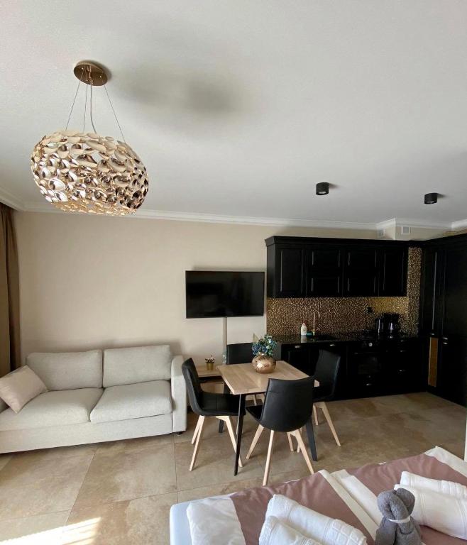 Posedenie v ubytovaní Ekskluzywny Apartament GOLD Gardenia Dziwnów z widokiem na morze trzecie piętro 1 pokojowy EPapartamenty