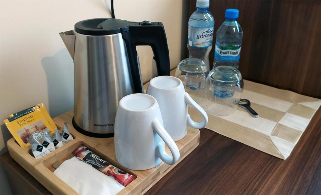 Zestaw do parzenia kawy i herbaty w obiekcie Hotel Kochanów