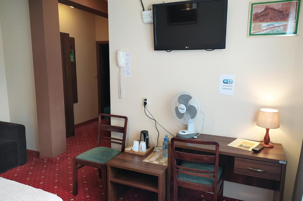 Telewizja i/lub zestaw kina domowego w obiekcie Hotel Kochanów