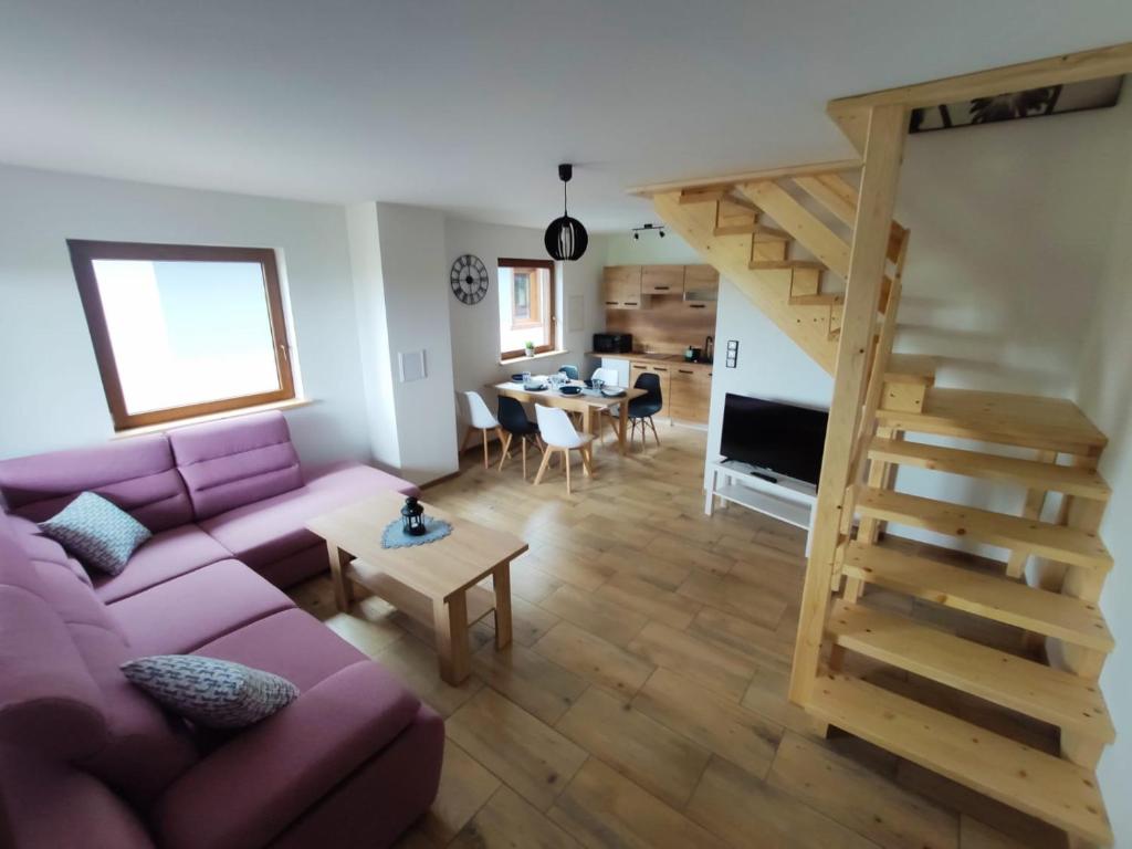 Televízia a/alebo spoločenská miestnosť v ubytovaní Happy Holiday domki Zator