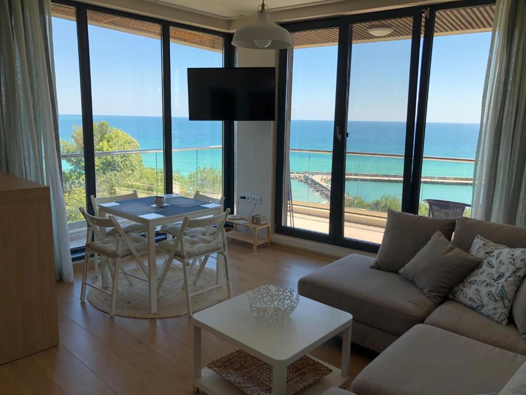 ein Wohnzimmer mit Blick auf das Meer in der Unterkunft Boutique Home Magnolia in Goldstrand