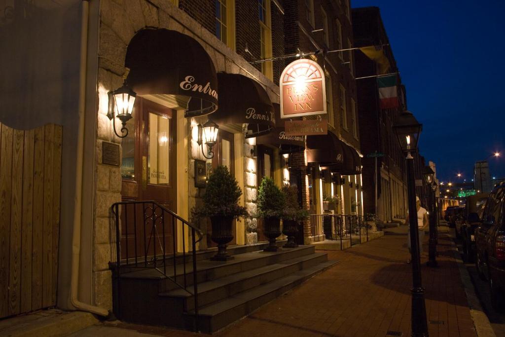 un edificio con luci sul lato di una strada di Penn's View Hotel Philadelphia a Philadelphia