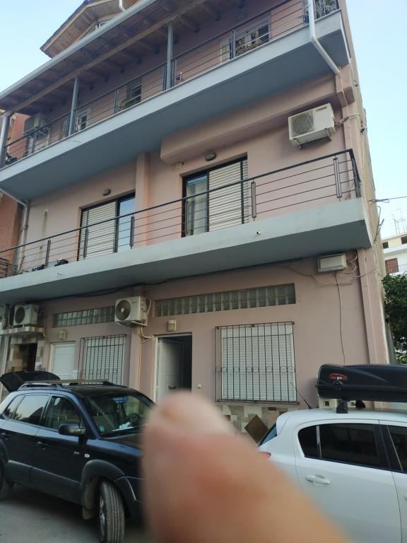 una mano se muestra delante de un edificio en Urban comfortable apartment en Argos