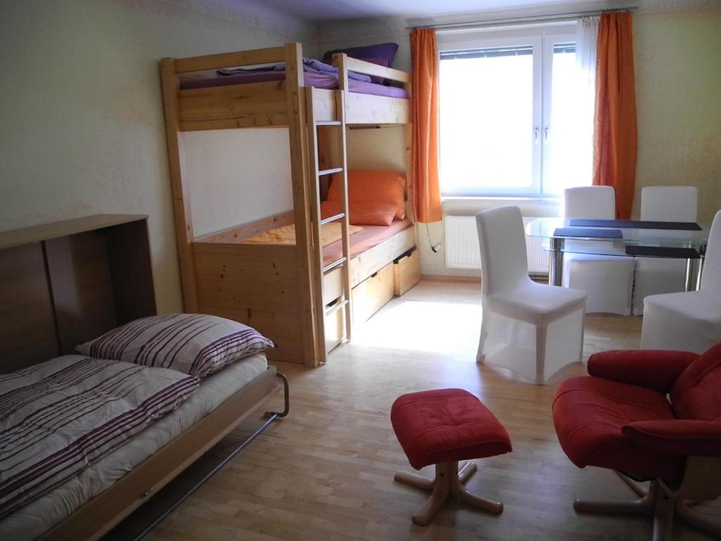 1 dormitorio con literas, escritorio y silla en Apartment to explore Vienna and self-supply, en Viena