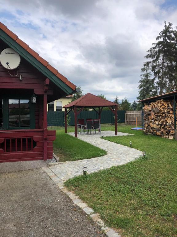 un cenador con una mesa de picnic en un patio en Ferienhaus Sterling en Luckau