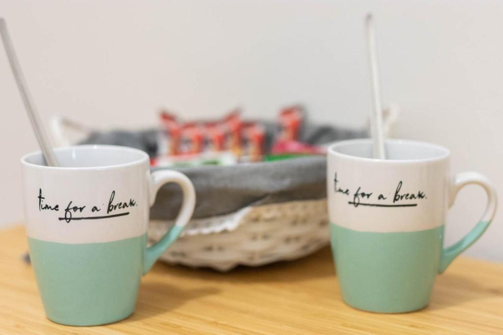 two coffee mugs with writing on them on a table at La Casetta sul Mare in Isola delle Femmine