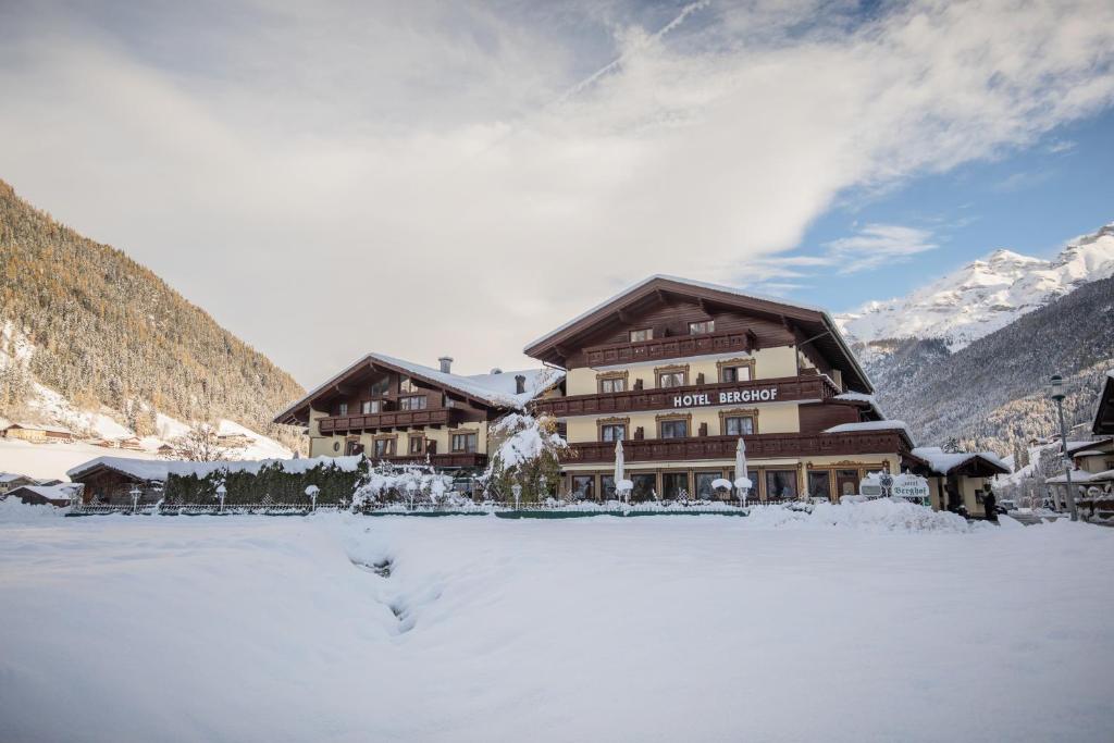Nespecifikovaný výhled na hory nebo výhled na hory při pohledu z hotelu