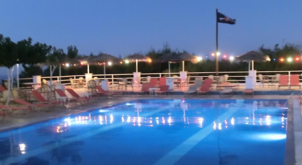 Bazén v ubytování Santorini Camping & Hostel nebo v jeho okolí