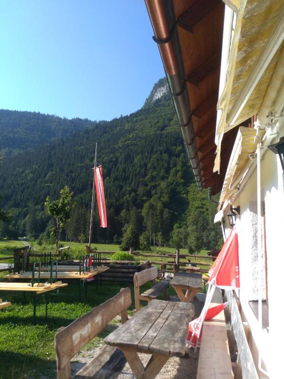 Vista generica sulle montagne o vista sulle montagne dall'interno della locanda
