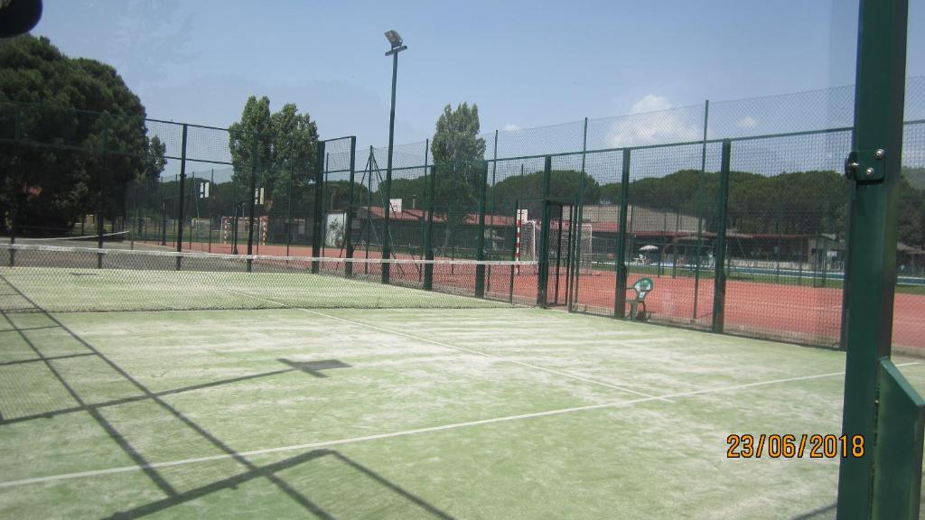 Tenis alebo squash v ubytovaní La Dama Boba alebo jeho okolí
