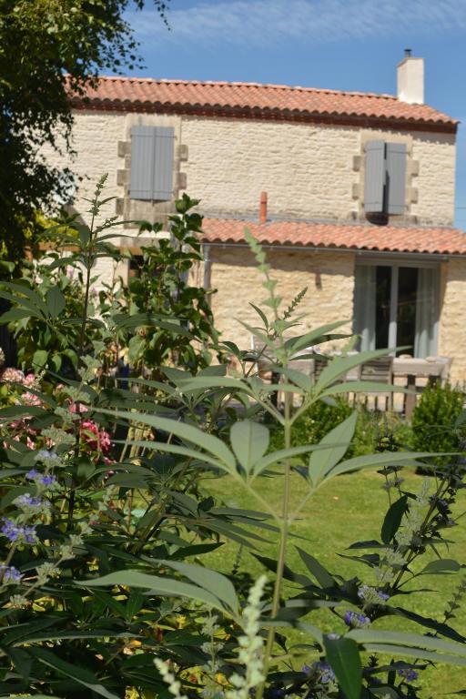 dom z ogrodem przed nim w obiekcie Landhaus Schoener-Schalk w mieście Longeville-sur-Mer