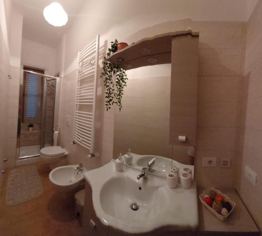 bagno con vasca, lavandino e servizi igienici di Casa Giulia Vacanze a Baronissi