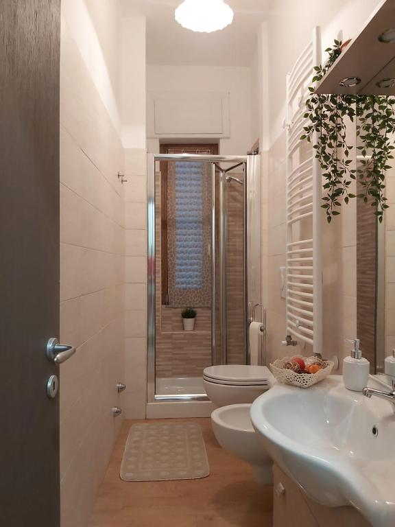 biała łazienka z toaletą i umywalką w obiekcie Casa Giulia Vacanze w mieście Baronissi