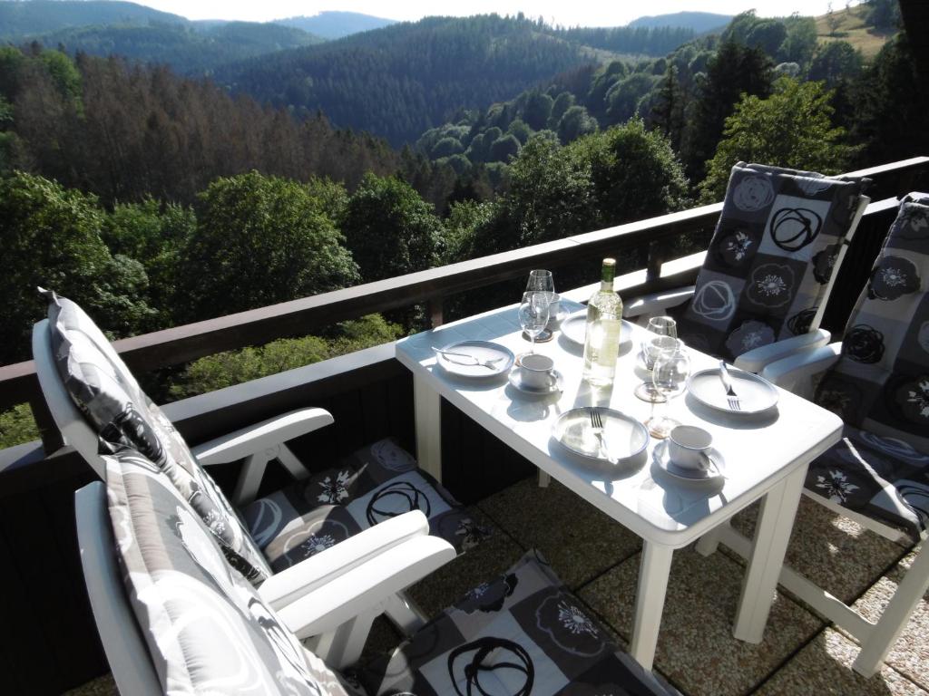 uma mesa numa varanda com vista para as montanhas em Ferienwohnung Panoramablick em Sankt Andreasberg
