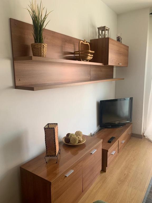 Televízia a/alebo spoločenská miestnosť v ubytovaní Apartamento en Cuevas del Becerro