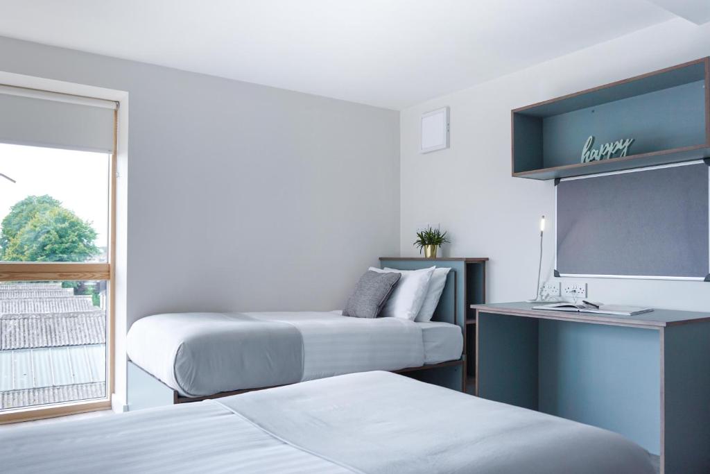 Giường trong phòng chung tại Swuite Dublin