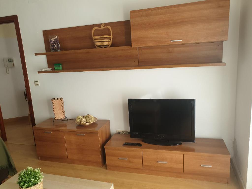 Televízia a/alebo spoločenská miestnosť v ubytovaní Apartamento en Cuevas del Becerro