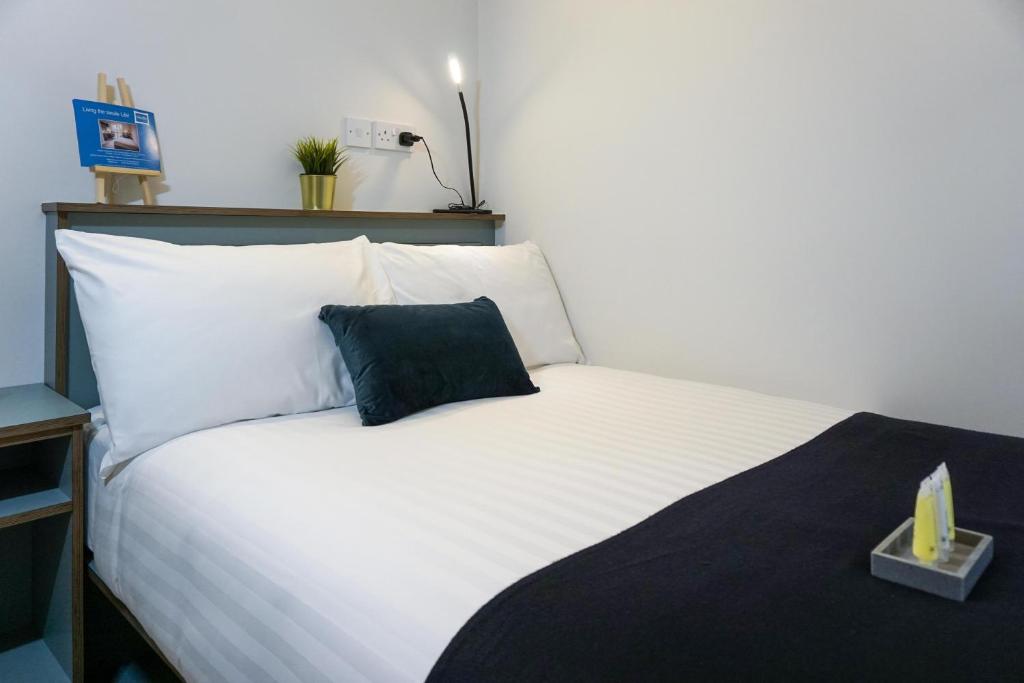 Giường trong phòng chung tại Swuite Dublin