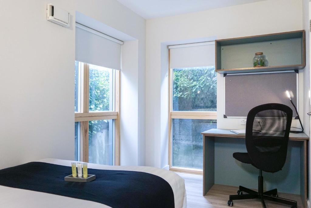 Giường trong phòng chung tại Swuite Dublin