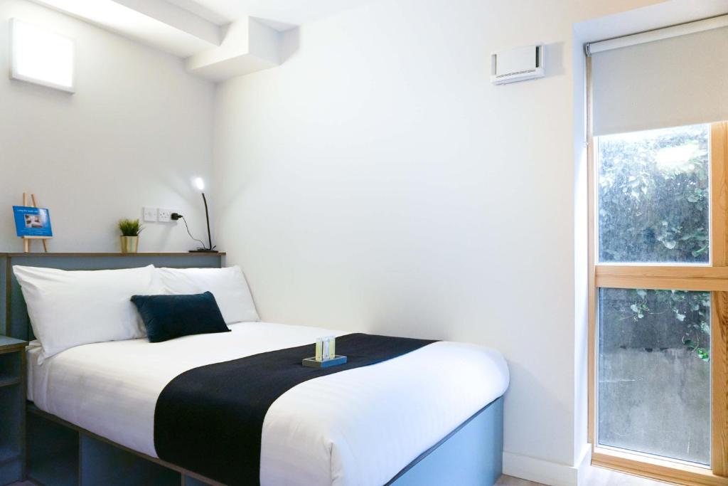 Giường trong phòng chung tại Swuite Dublin