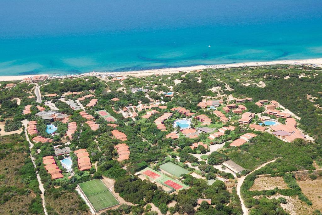 una vista aerea di una zona residenziale vicino all'oceano di Resort & SPA Le Dune a Badesi