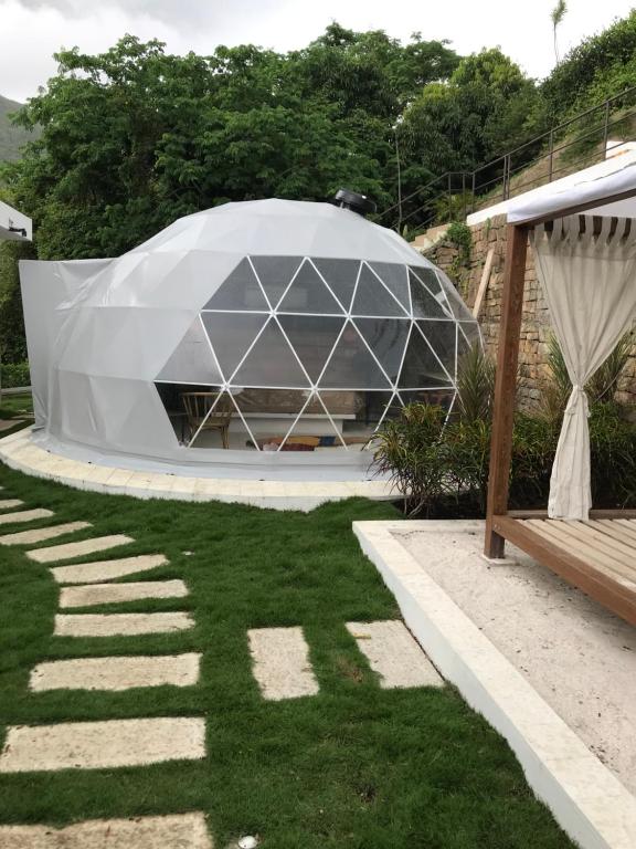 a large glass dome in the middle of a yard at Areca Glamping SPA in Anapoima