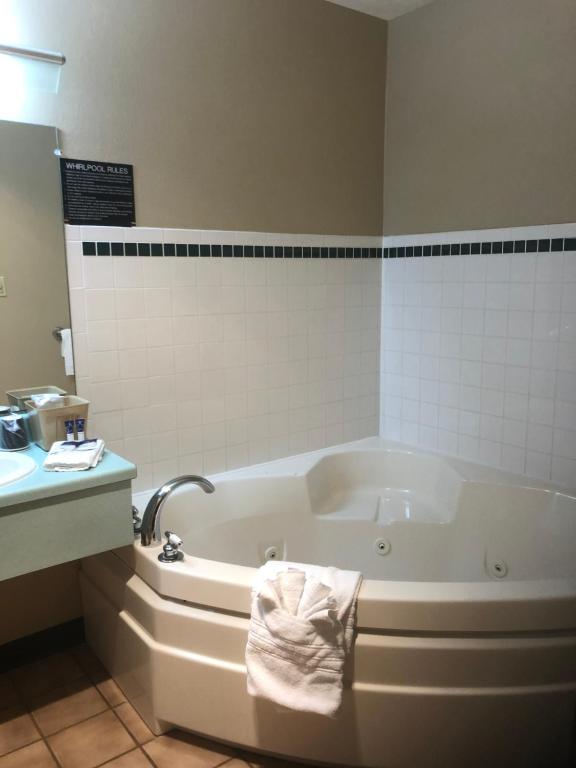 Americas Best Value Inn Onawa - Suite Met 1 Kingsize Bed En Bubbelbad, Niet-roken
