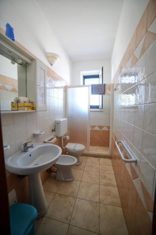 A bathroom at Maxpensione