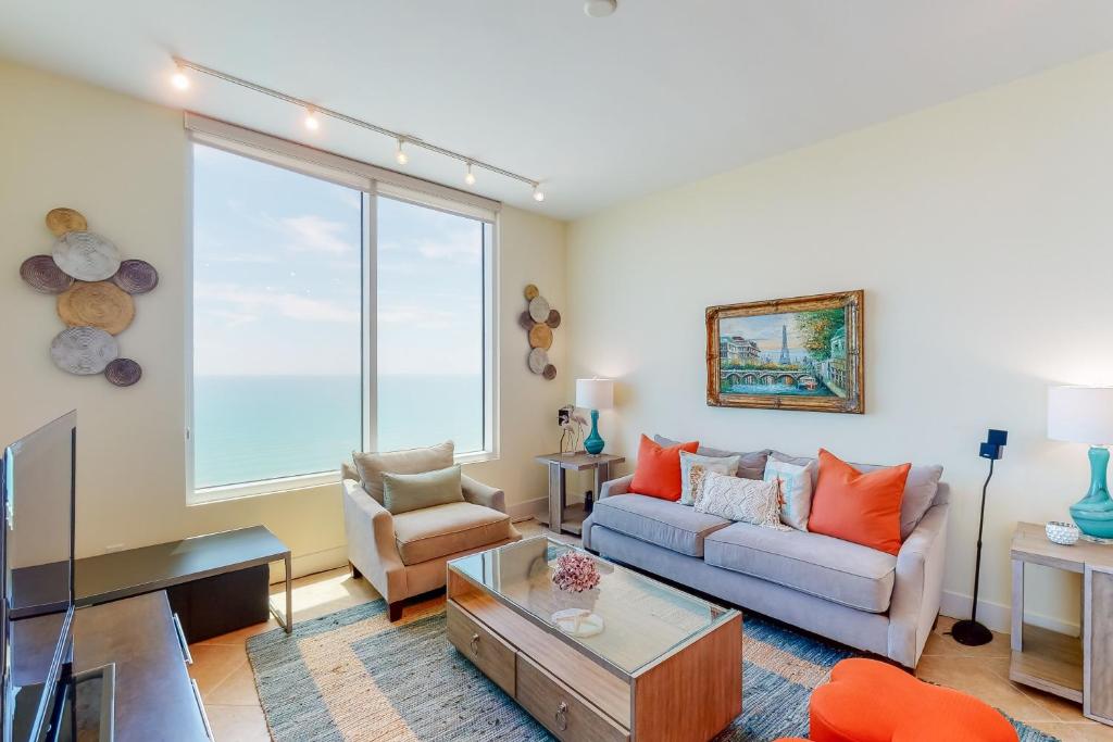 ein Wohnzimmer mit einem Sofa und einem Tisch in der Unterkunft Sapphire Condominiums in South Padre Island