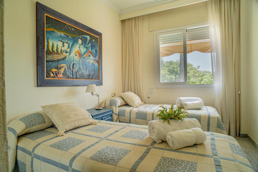 Postel nebo postele na pokoji v ubytování APARTAMENTO MILLA DE ORO- HACIENDA NAGUELES 4D