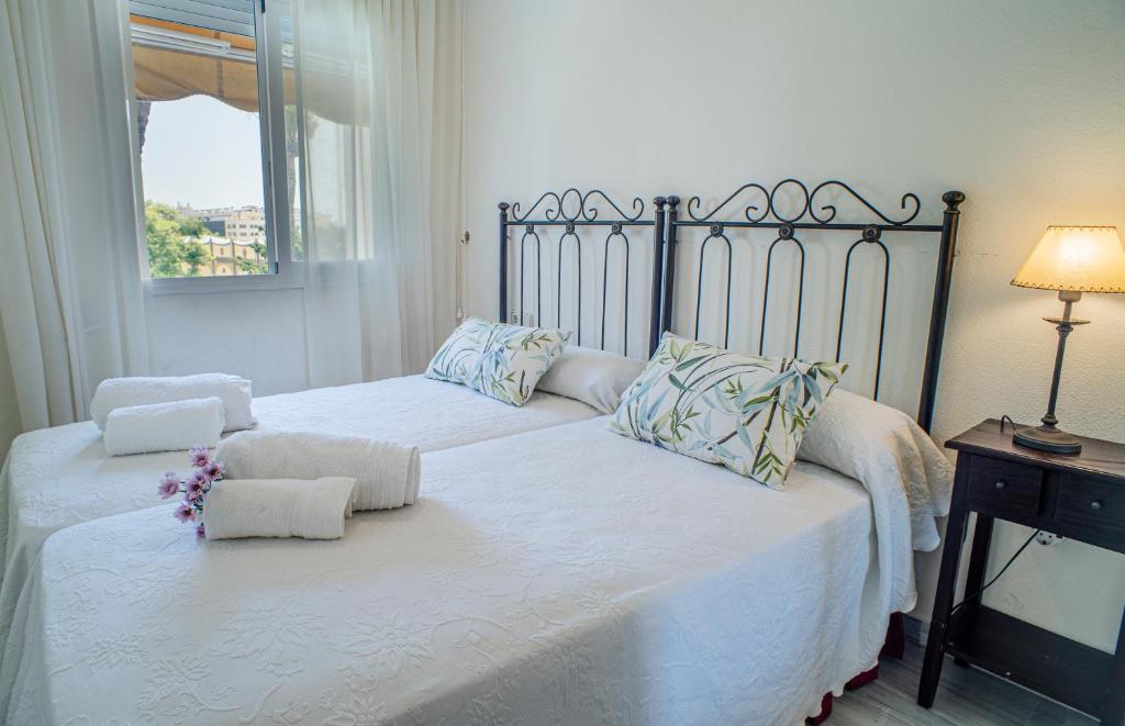Postel nebo postele na pokoji v ubytování APARTAMENTO MILLA DE ORO- HACIENDA NAGUELES 4D