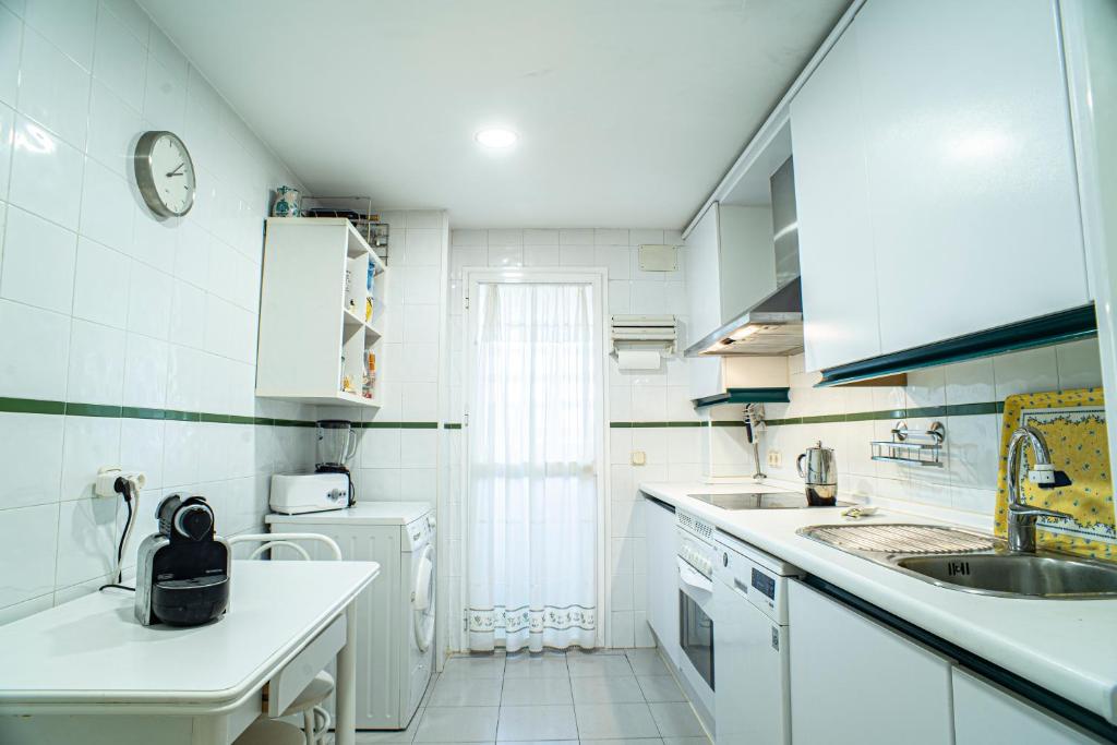 Kuchyň nebo kuchyňský kout v ubytování APARTAMENTO MILLA DE ORO- HACIENDA NAGUELES 4D