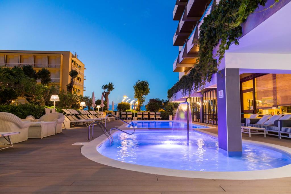 Bazén v ubytování Hotel Alexander nebo v jeho okolí