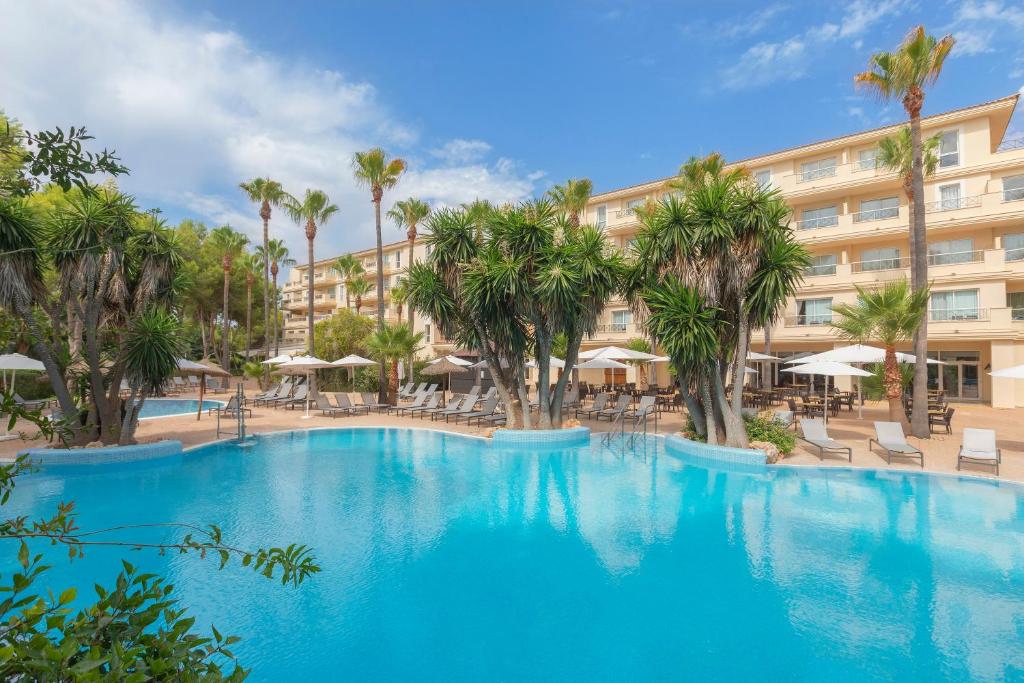 una gran piscina frente a un hotel en HM Mar Blau, en Sa Coma