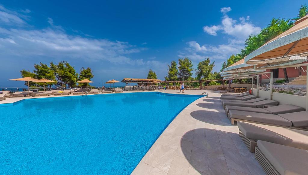 Bazén v ubytovaní Alia Palace Hotel - Adults Only 16+ alebo v jeho blízkosti