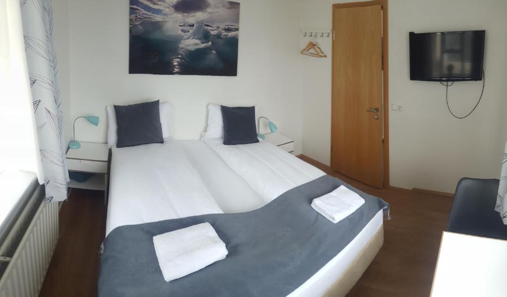 Postel nebo postele na pokoji v ubytování Höfn Guesthouse