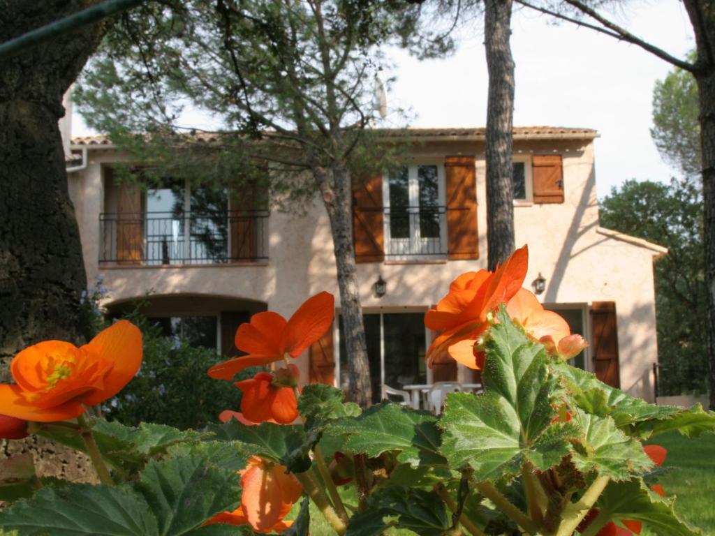 ロクブリューヌ・シュル・アルジャンにあるLes Chambres d'Hotes au Bois Fleuriの目の前にオレンジの花が咲く家