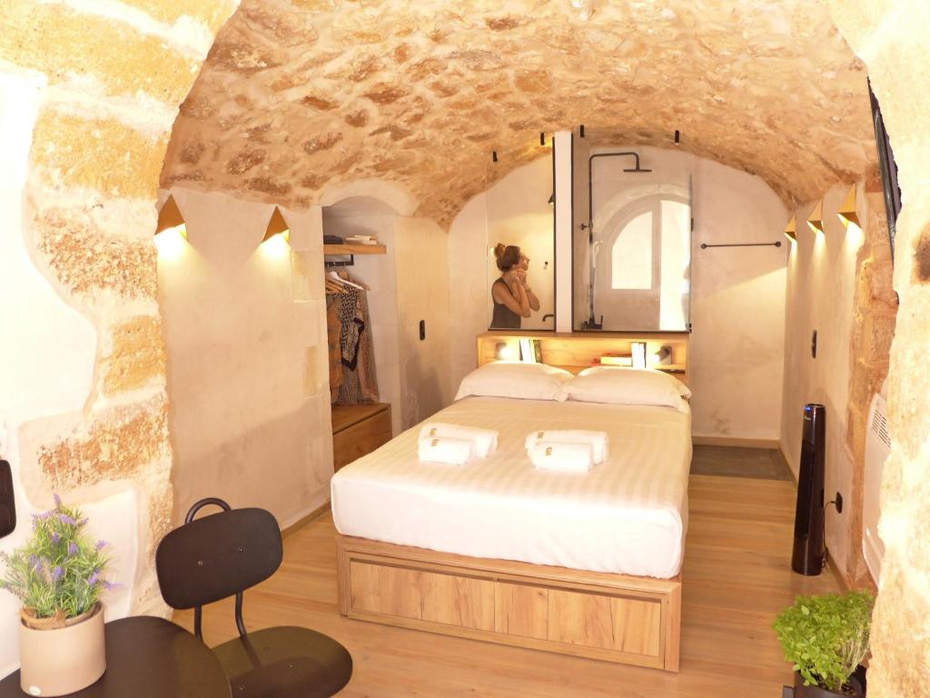 - une chambre dans une grotte avec un lit dans l'établissement Eva Plus, à La Canée