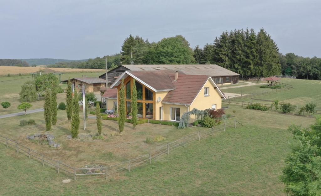 eine Luftansicht eines Hauses mit Hof in der Unterkunft Au Domaine du Cerf in Vyans